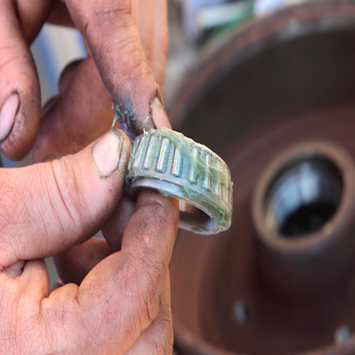 what is the difference between grease and oil