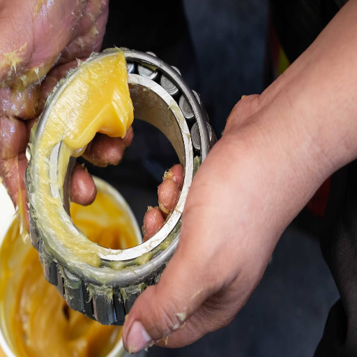 when to use grease vs oil